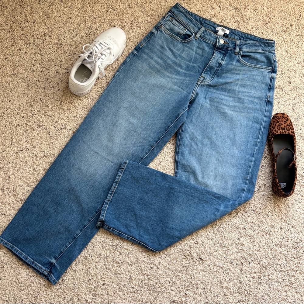 Streetwear casual Forever 21 Women’s Medium Wash mid rise Relaxed fit Jeans 28